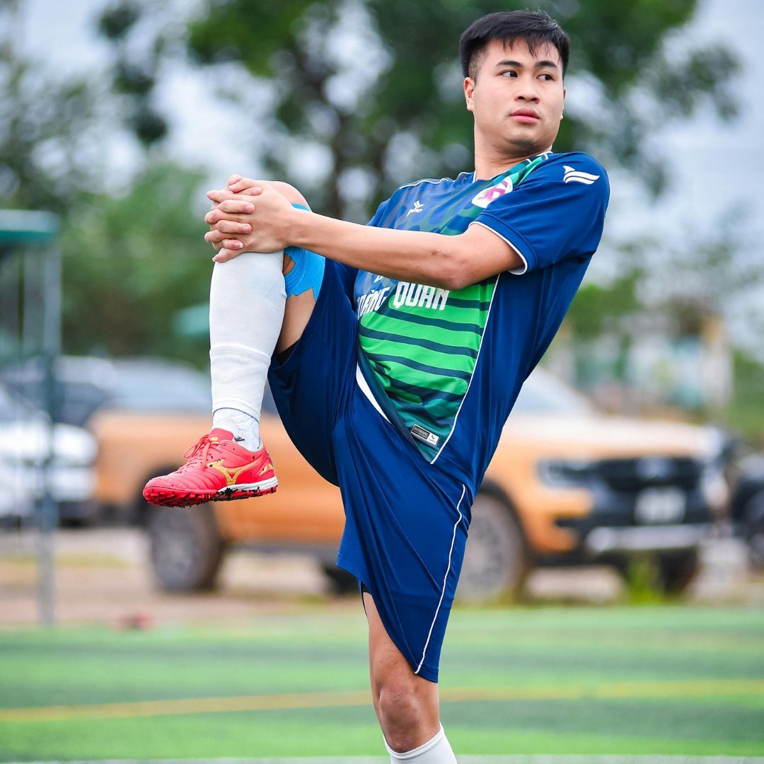 Asian Man playing football Anh Le Pexels.com