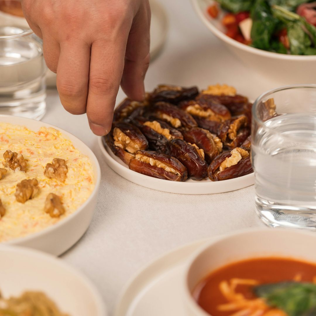 Ramadan fast breaking Image_ Gül Işık Pexels.com Start slow when breaking the fast. Image: Gül Işık Pexels.com